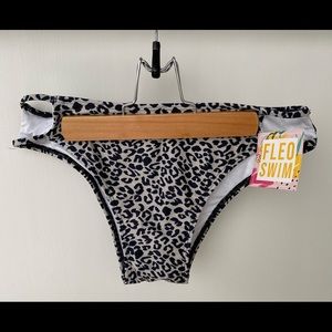 Large - Fleo Hip Divvy Bottoms.